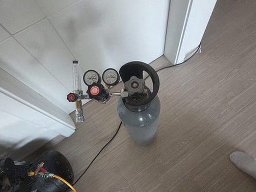 누수탐지 보수 후 천장 상태와 주변 벽면을 다시 확인하는 장면