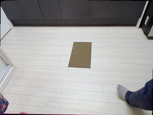 누수탐지 누수 의심 부위를 순서대로 확인하는 점검 장면