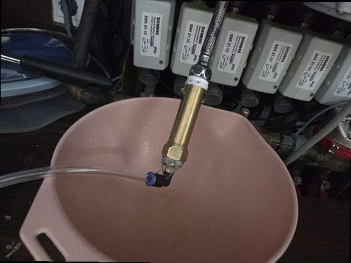 계양구 누수탐지 바닥 얼룩과 보일러 압력 상태를 살피는 점검 장면