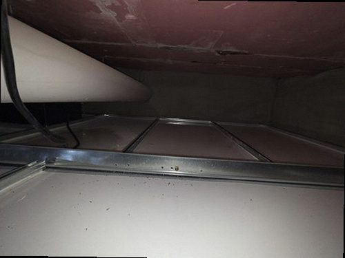 남동구 누수탐지 천장 얼룩과 배관 주변 상태를 확인하는 점검 장면