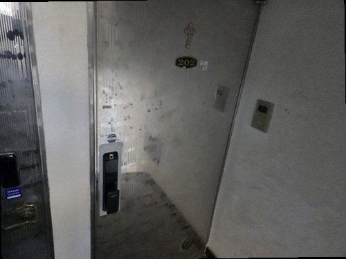 부평구 누수탐지 천장과 벽면의 물자국 및 누수 흔적을 확인하는 모습