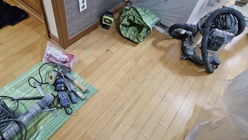 누수탐지 배관 연결부를 점검하는 작업 장면