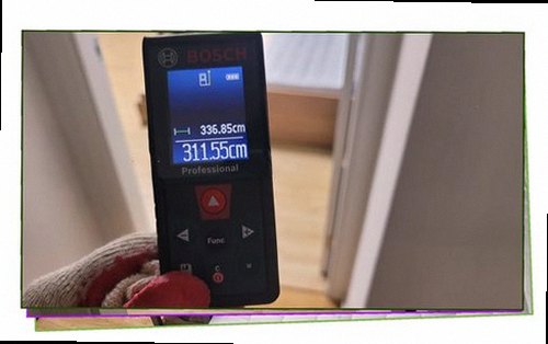 누수탐지 실내 누수 흔적과 점검 장비를 확인하는 모습