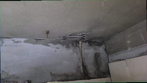 누수탐지 거실 천장 얼룩과 점검 흔적을 살피는 현장 모습