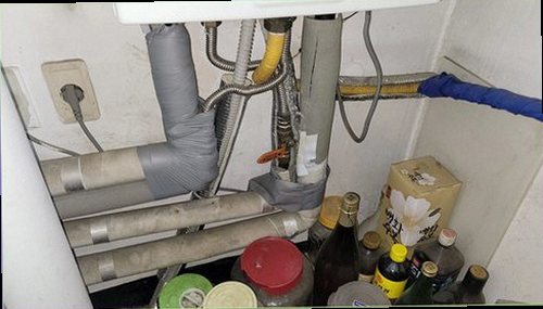 누수탐지 싱크대 하부와 벽면의 젖은 위치를 순서대로 확인하는 장면