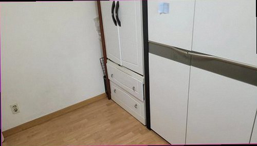 누수탐지 벽면 변색과 바닥 습기를 확인하는 장면