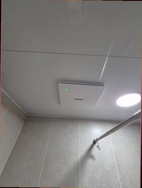 미추홀구 누수탐지 벽면과 바닥의 누수 흔적을 확인하는 모습