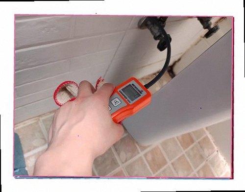 강남구 누수탐지 누수 원인 확인 후 벽체 주변의 수분 상태를 재점검하는 모습