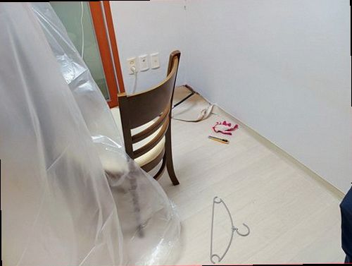 파주 누수탐지 싱크대 하부와 벽면 얼룩을 함께 확인하는 점검 장면