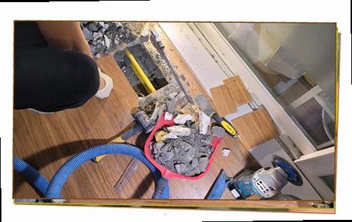 마포구 누수탐지 천장 모서리와 창호 주변에 나타난 누수 흔적을 확인하는 모습