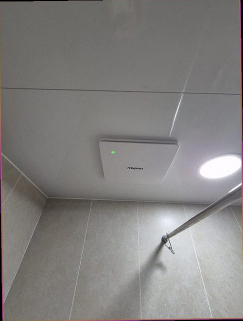 평택 누수탐지 욕실 주변의 초기 물자국과 마감재 상태를 확인하는 장면