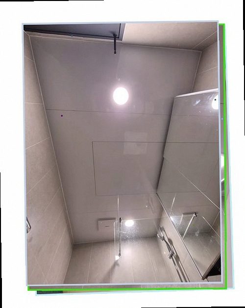누수탐지 베란다 바닥과 배수구 주변을 살펴보는 점검 장면