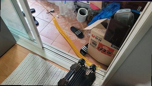 양천구 누수탐지 계량기와 배관 주변의 누수 의심 부위를 확인하는 모습