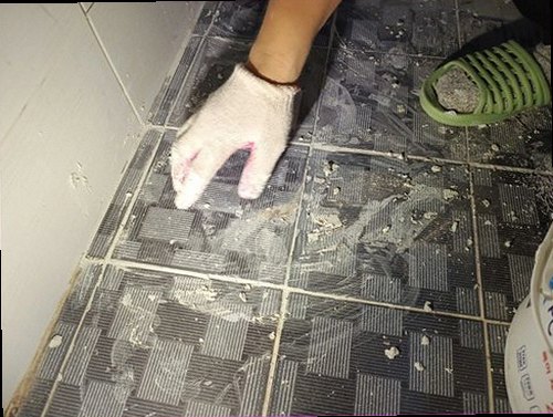 중랑구 누수탐지 배관 연결부를 보수한 뒤 압력과 수분 상태를 재확인하는 과정