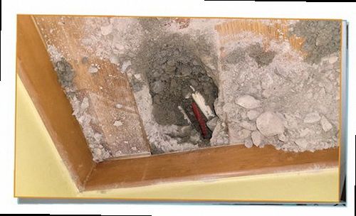 서울 중구 누수탐지 배관 누수 흔적과 벽면 변색을 확인하는 현장 점검 모습