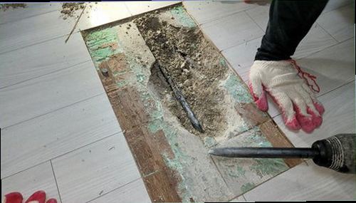 하남 누수탐지 배관 주변을 확인하는 점검 도구와 바닥 상태