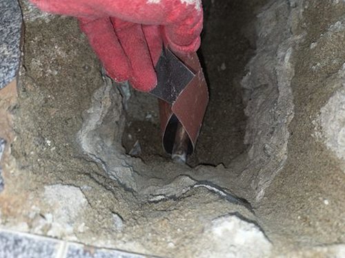 누수탐지 점검 결과를 정리한 기록지와 현장 사진