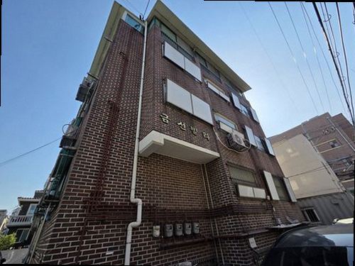 평택 누수탐지 벽과 바닥의 습윤 흔적을 구역별로 확인하는 모습
