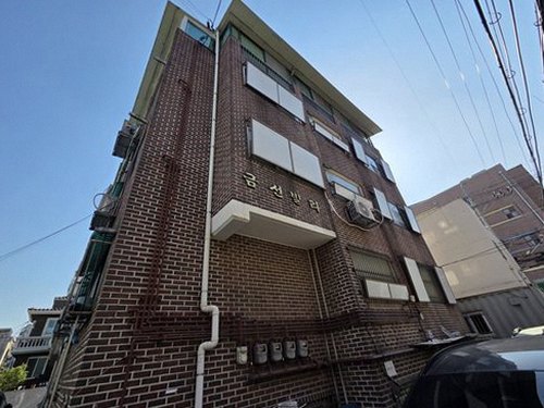 누수탐지 처치 후 건조된 거실 바닥과 정리된 생활 공간