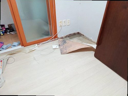 남양주 누수탐지 천장 얼룩과 벽지 들뜸이 나타난 실내 누수 흔적