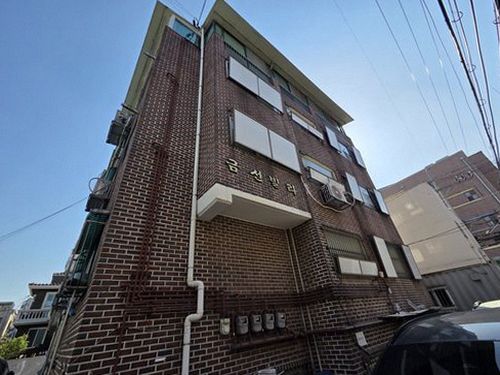 누수탐지 열화상 카메라로 벽면 온도 분포를 확인하는 장면