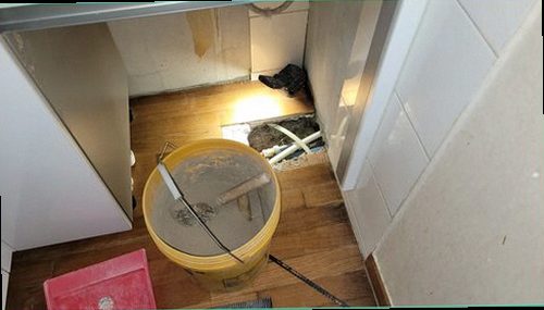 소사구 누수탐지 벽면 변색과 바닥 습기를 확인하는 누수 점검 모습