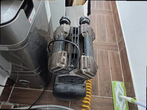 원미구 누수탐지 천장 얼룩의 범위와 주변 벽면을 살피는 점검 장면