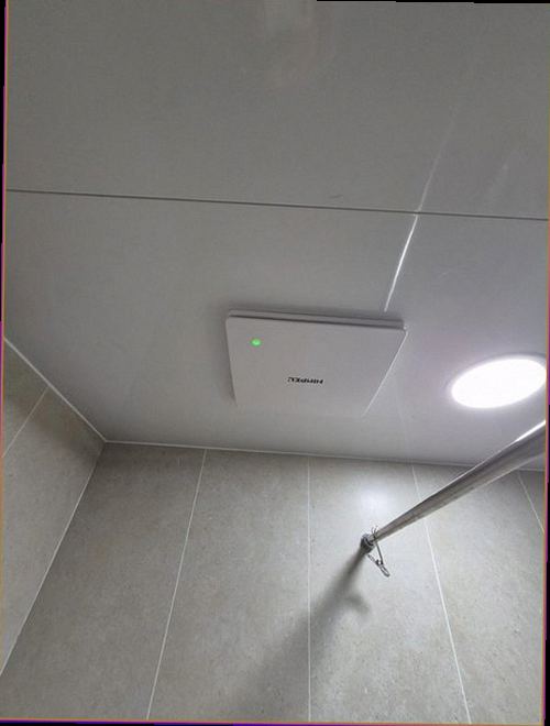 누수탐지 누수 점검 전 화장실 주변 상태를 확인하는 모습