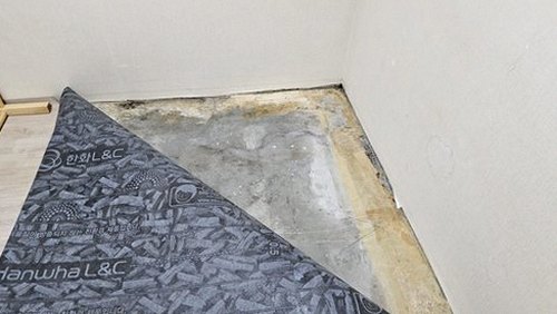 누수탐지 보수 후 벽면 상태를 점검 기록표와 함께 살펴보는 장면