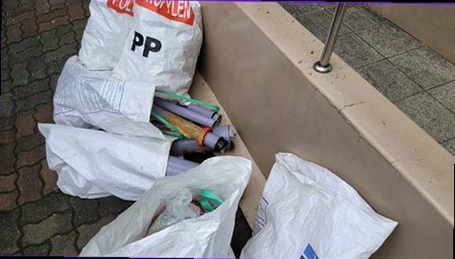 누수탐지 안방 벽면의 얼룩과 점검 기록을 함께 확인하는 장면