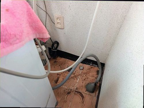 처인구 누수탐지 수분 측정 장비로 벽체와 바닥의 상태를 확인하는 모습