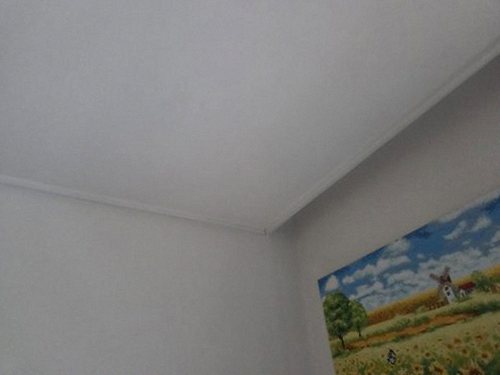 누수탐지 배관 검사 결과와 누수 흔적을 함께 비교하는 모습