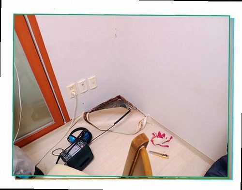 덕양구 누수탐지 거실 바닥 상태를 확인하는 현장 점검 모습