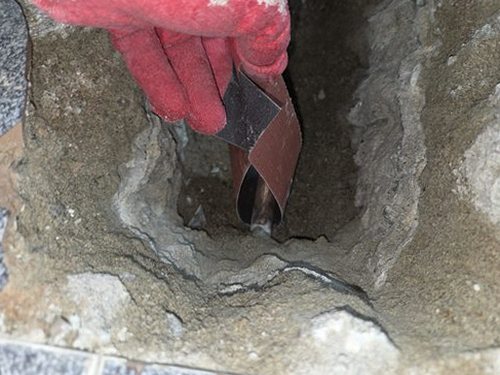 누수탐지 벽면 얼룩과 천장 누수 흔적을 확인하는 점검 장면