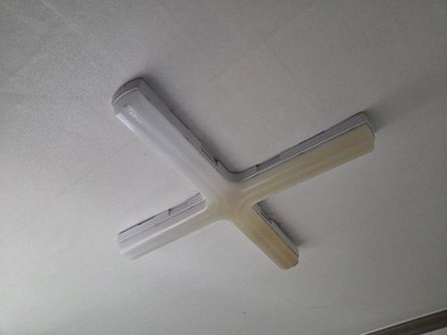 누수탐지 배관 보수 후 건조 상태를 확인하는 장면