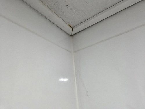 누수탐지 거실 바닥에 번진 물자국의 원인