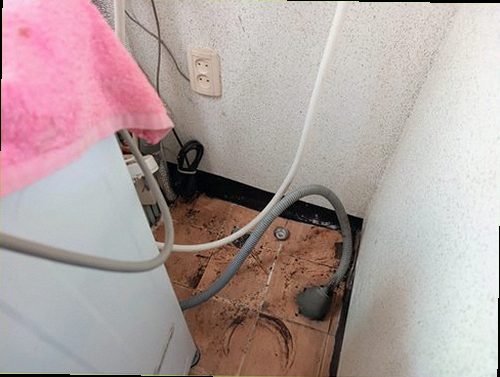 누수탐지 주방 하부장과 벽면 변색 상태를 확인하는 점검 장면