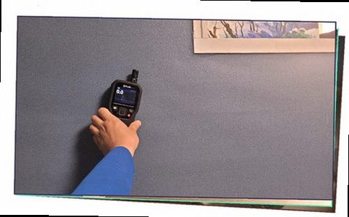 누수탐지 욕실 주변의 젖은 흔적과 점검 과정을 살피는 현장 이미지