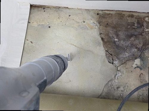 누수탐지 수분 측정 장비와 점검 기록지를 함께 보는 장면