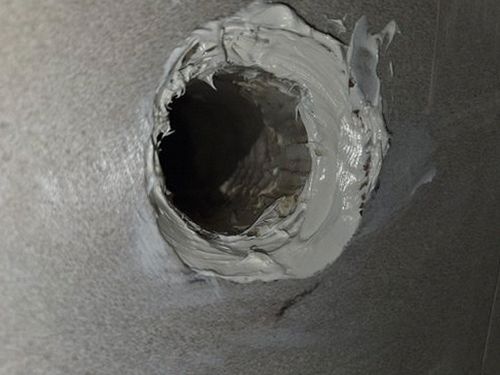 누수탐지 누수 의심 구간과 천장 내부 점검 절차를 보여주는 장면