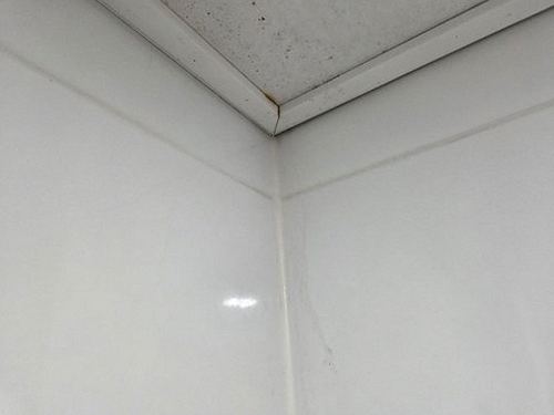 누수탐지 배관 점검구에서 구간별 압력 시험을 기록하는 장면