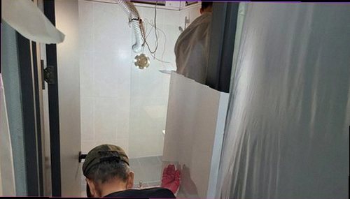 누수탐지 누수 탐지 장비를 활용해 배관 상태를 확인하는 현장 이미지