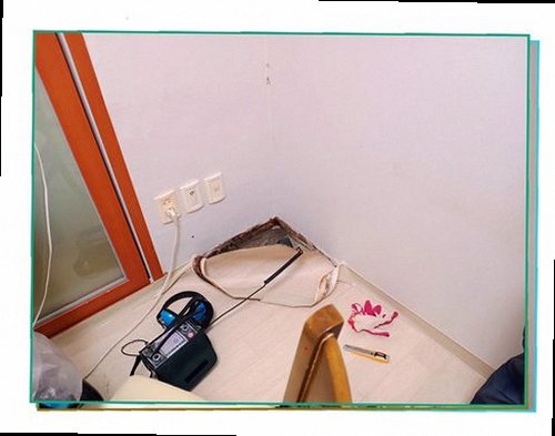 분당구 누수탐지 벽면과 바닥의 습기 흔적을 확인하는 점검 장면
