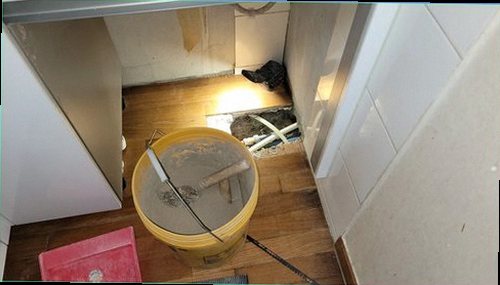 분당구 누수탐지 실내 바닥과 벽면의 미세한 물자국을 확인하는 현장 이미지