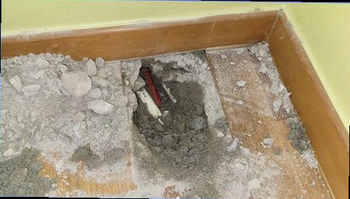 누수탐지 거실 바닥과 벽면의 젖은 자국을 확인하는 점검 장면