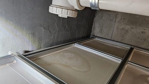누수탐지 배관 연결부와 천장 주변을 순서대로 점검하는 모습