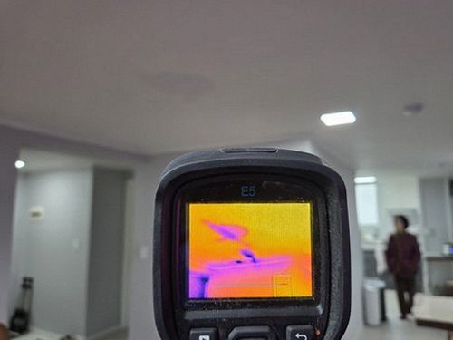 누수탐지 계량기 변화와 벽면 수분 상태를 함께 점검하는 장면