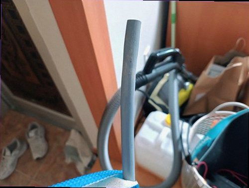누수탐지 배관과 설비 주변의 습기 흔적을 확인하는 점검 장면