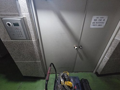 누수탐지 배관 압력 시험과 음향 측정 장비를 사용하는 현장 점검 장면