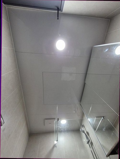 누수탐지 주방 바닥과 벽면의 습기 흔적을 점검하는 모습